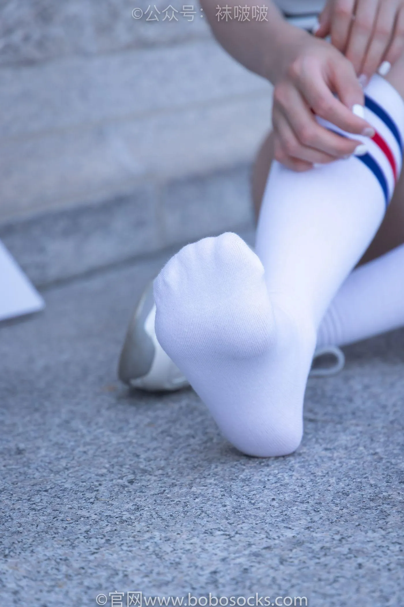 [BoBoSocks袜啵啵]NO.006 小米-运动鞋、白色小腿袜、裸足 [130P]插图1